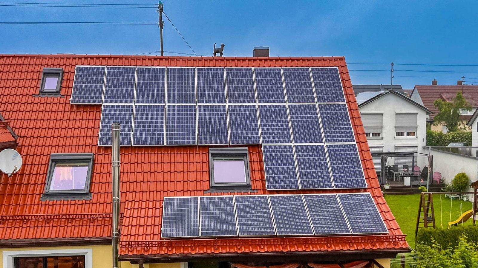 Sonce in solarni paneli za čisto in obnovljivo energijo